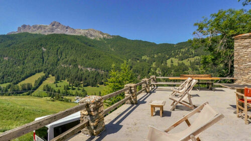 Hébergement dans le Queyras : terrasse plein sud à la Maison de Gaudissard !